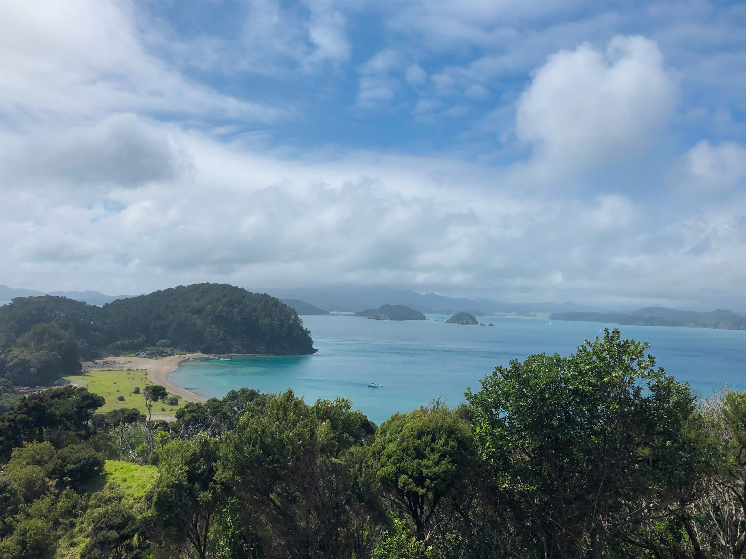 Inseln in der Bay of Islands vom Boot aus