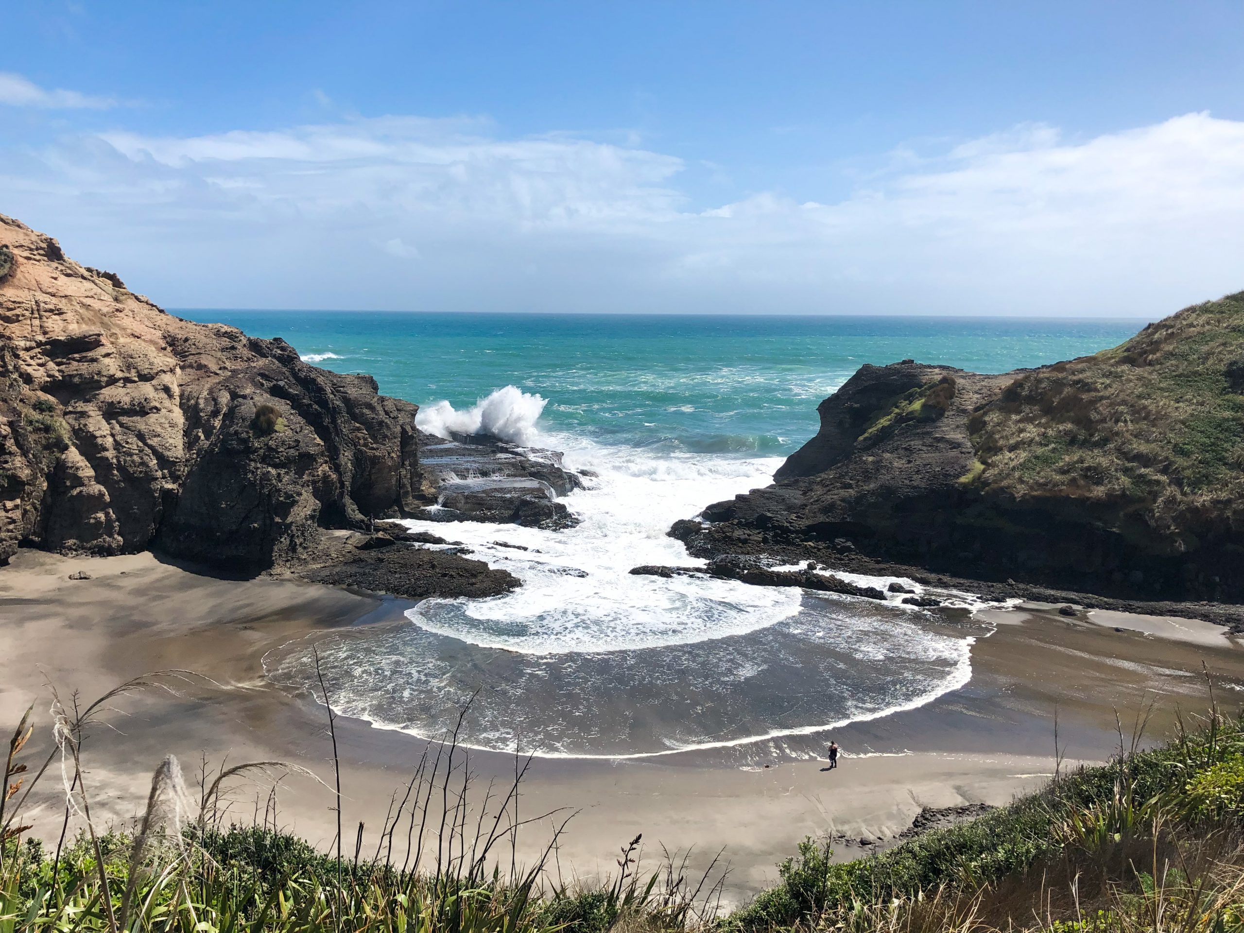 Piha Beach mit dunklem Sand