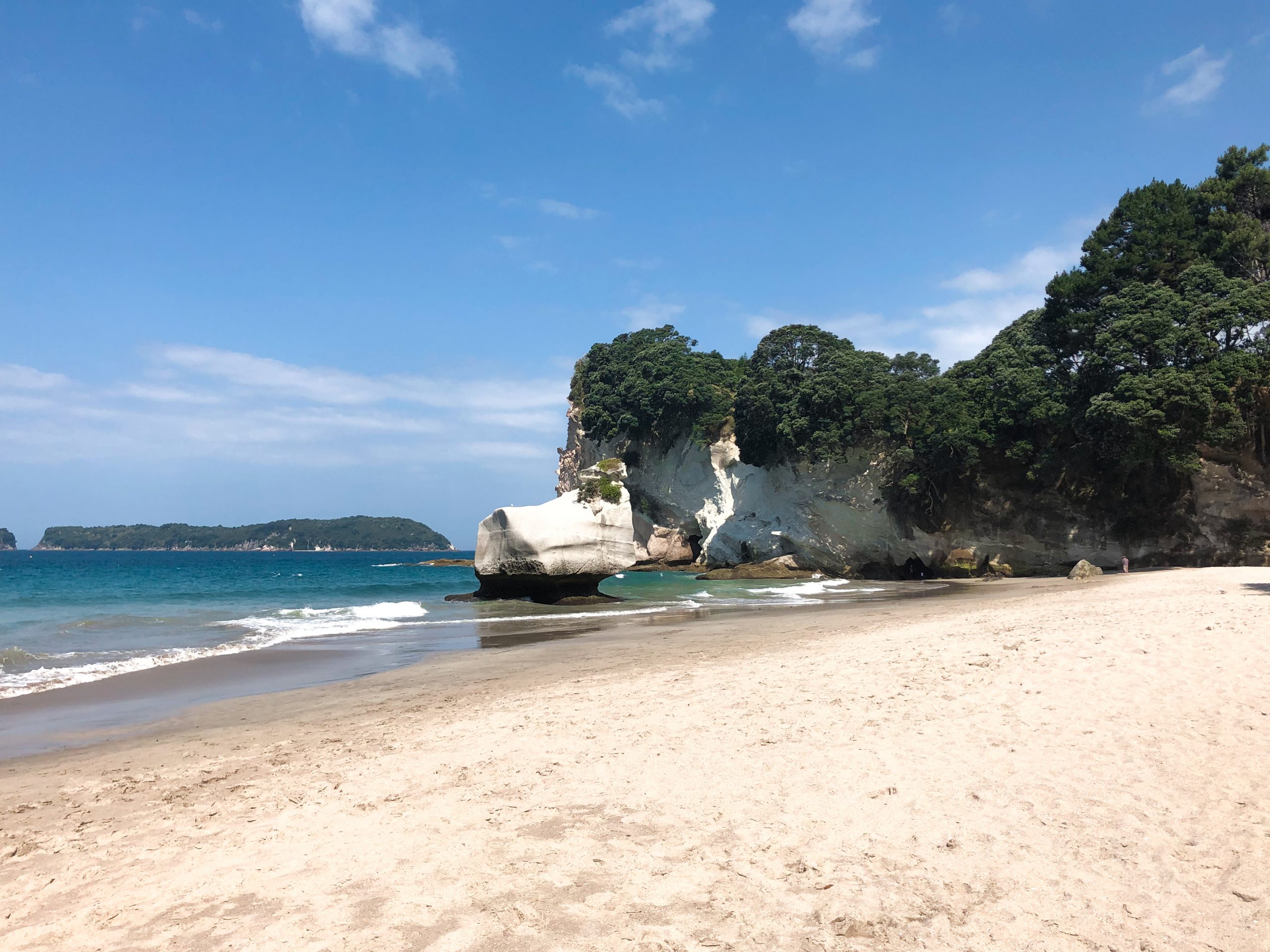 Weißer Sand und türkisblaues Wasser an der Cathedral Cove