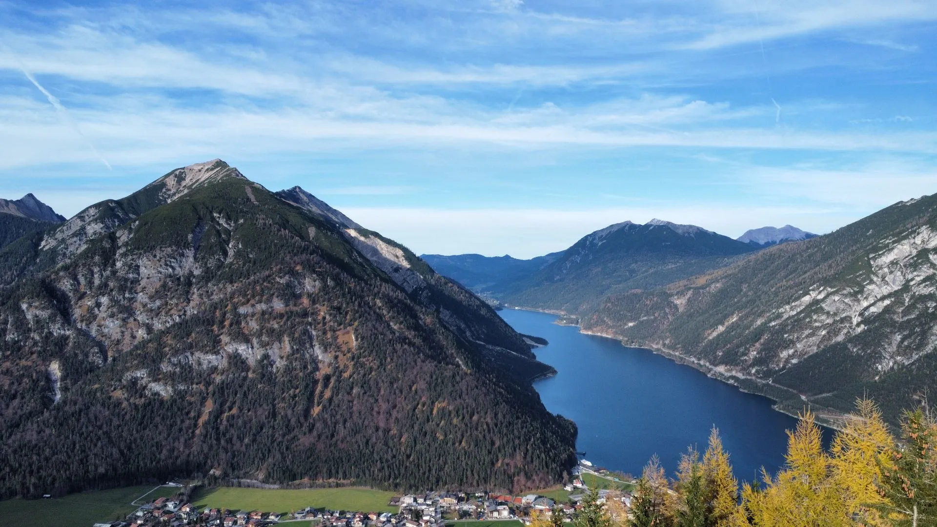 Achensee, Tirol, türkisfarbenes Wasser mit Bergpanorama