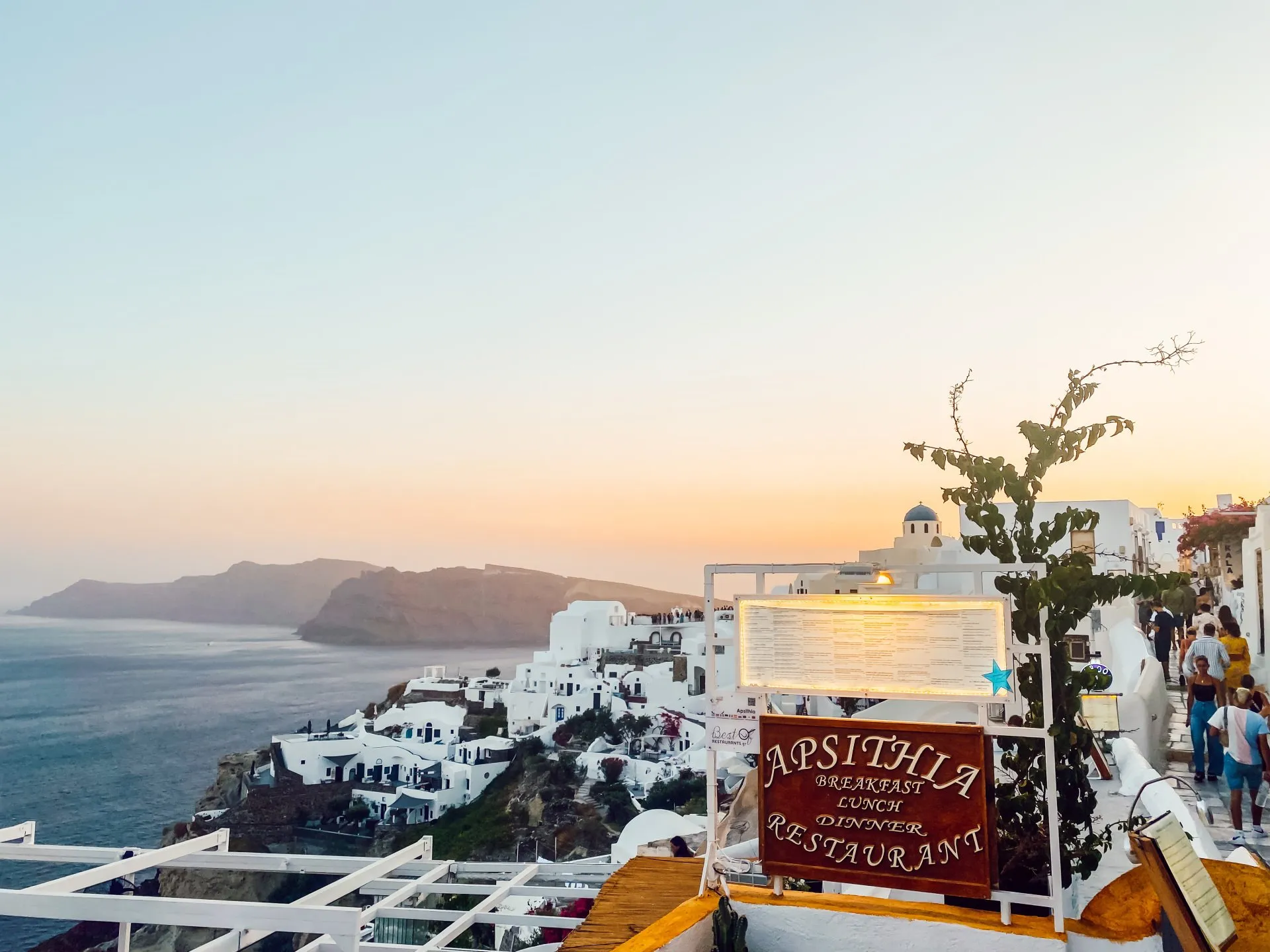 Santorini, weiße Häuser über der Caldera bei Sonnenuntergang