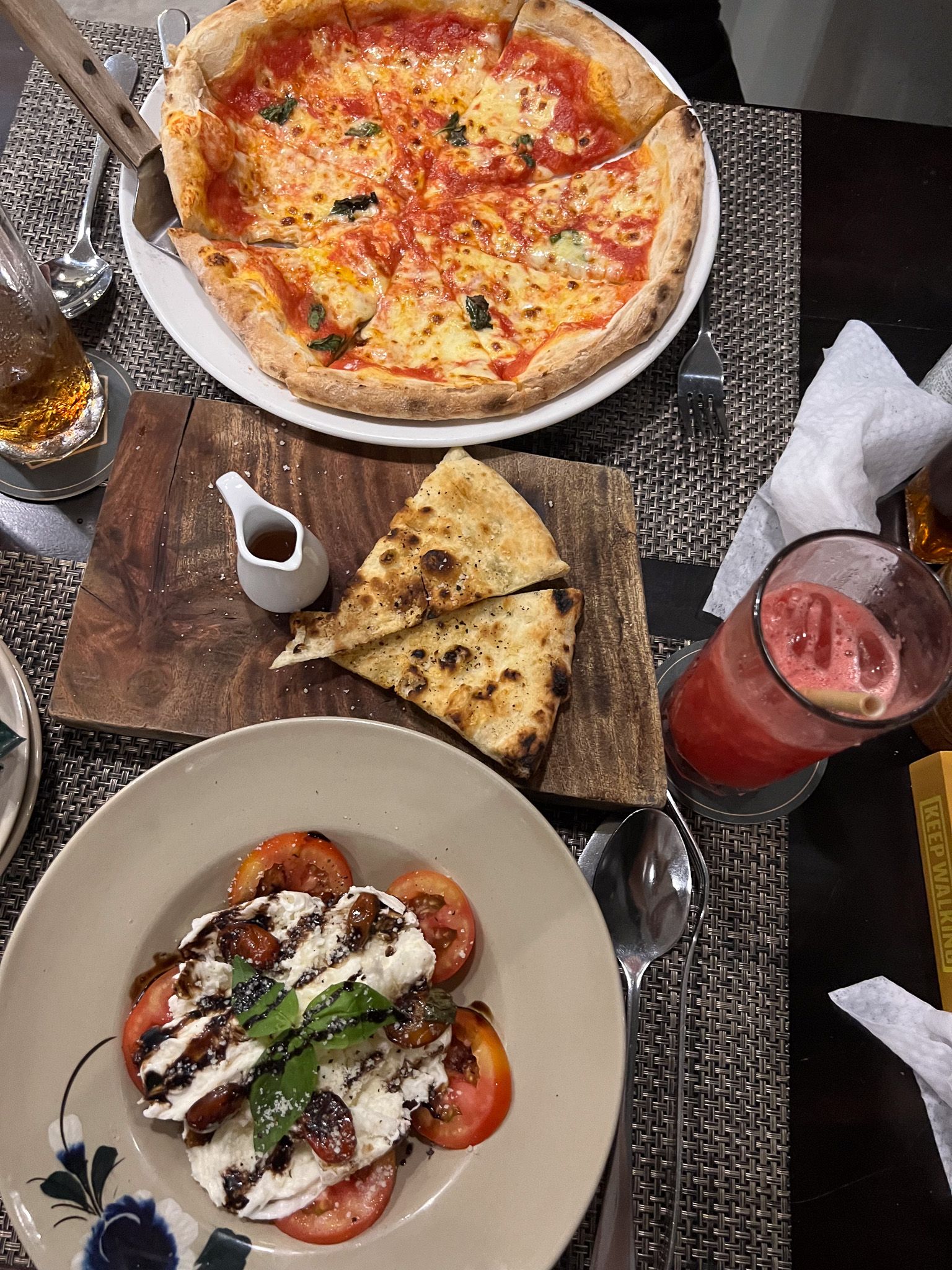 Italienisches Abendessen in Vietnam: Margherita-Pizza, Caprese-Salat und gegrilltes Fladenbrot in Hanoi