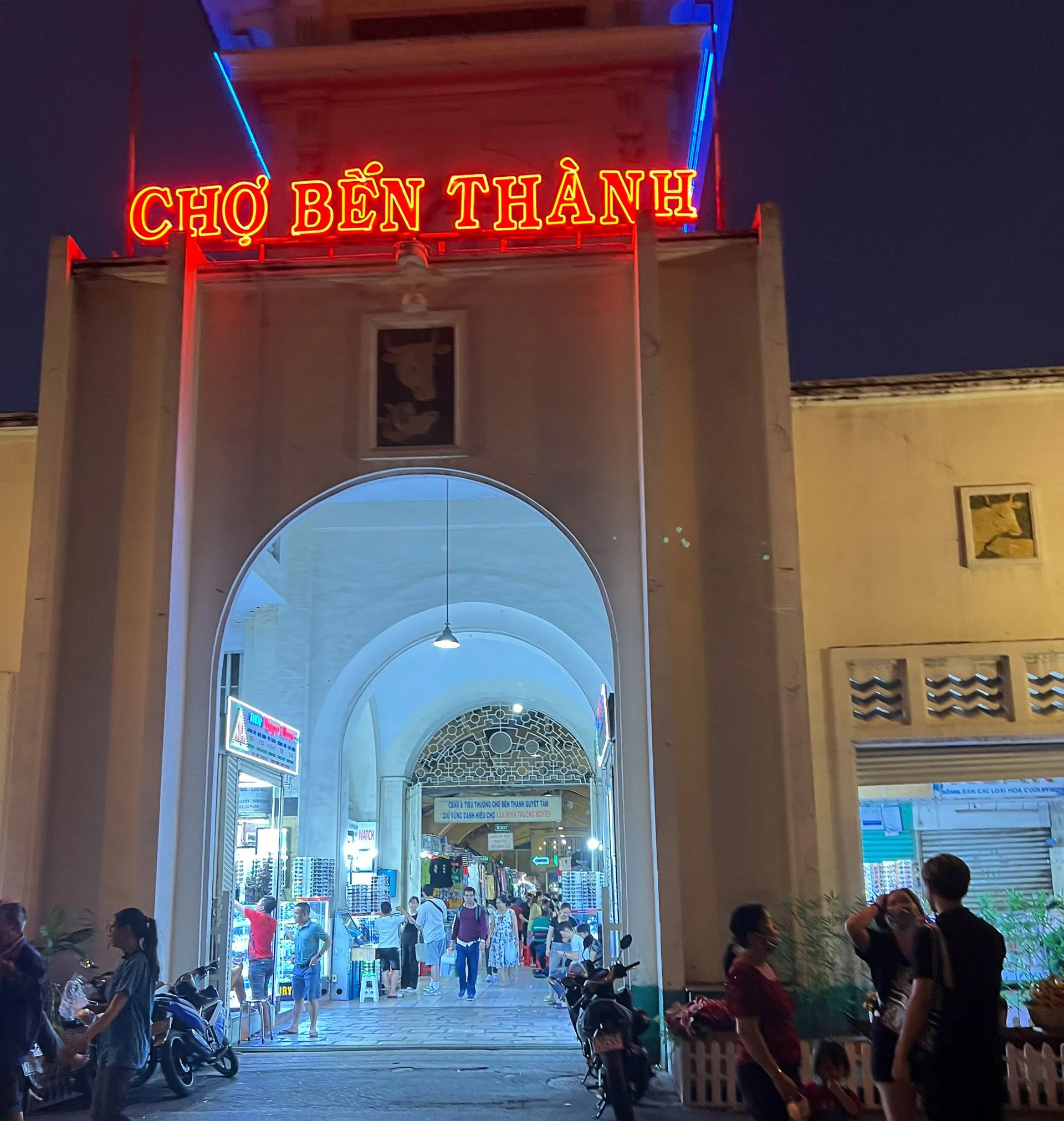 Chợ Bến Thành Markt Ho-Chi-Minh-Stadt bei Nacht mit beleuchtetem Neonschild und Eingangstor, Vietnam