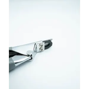 Guillotine Nail Clipper For Dogs and Cats close up of nail clipper with blade closed