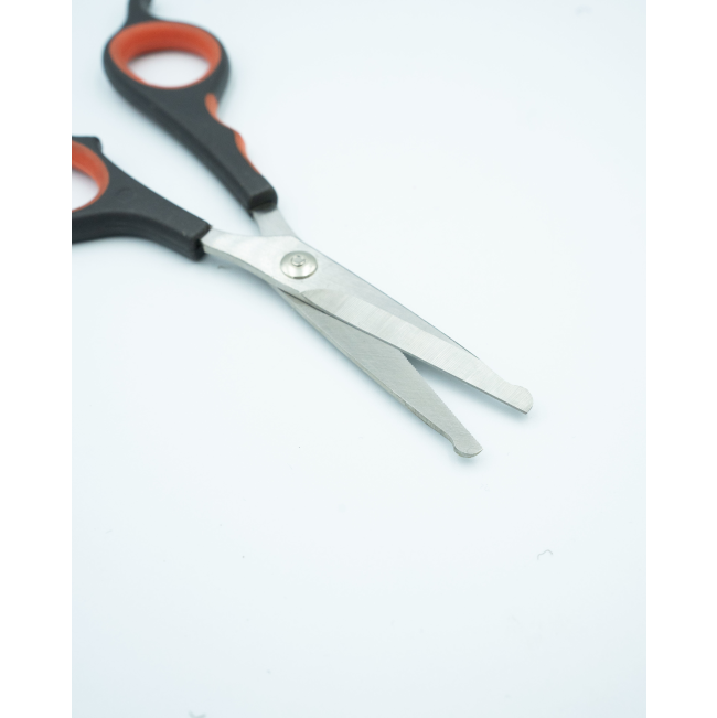 Ear & Face Scissors For Dogs close up of the meatal sharp edges