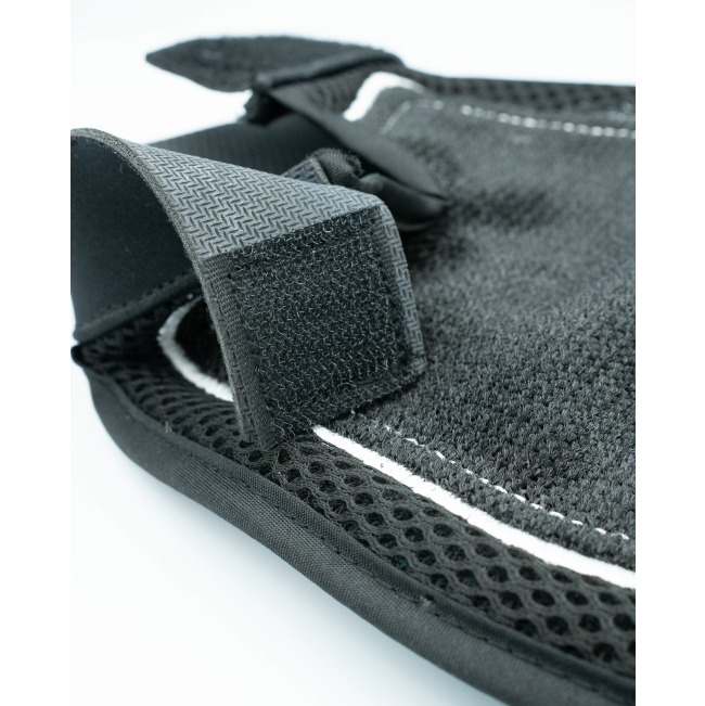 Grooming Mitt for Dogs close up of Velcro strip