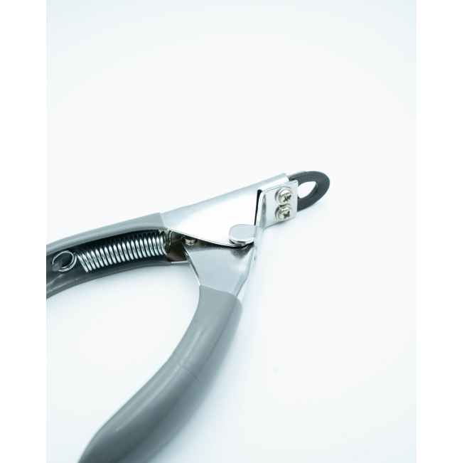 Guillotine Nail Clipper For Dogs and Cats close up of section where nail goes through