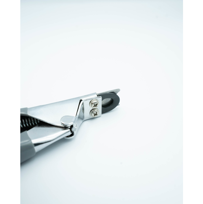 Guillotine Nail Clipper For Dogs and Cats close up of nail clipper with blade closed