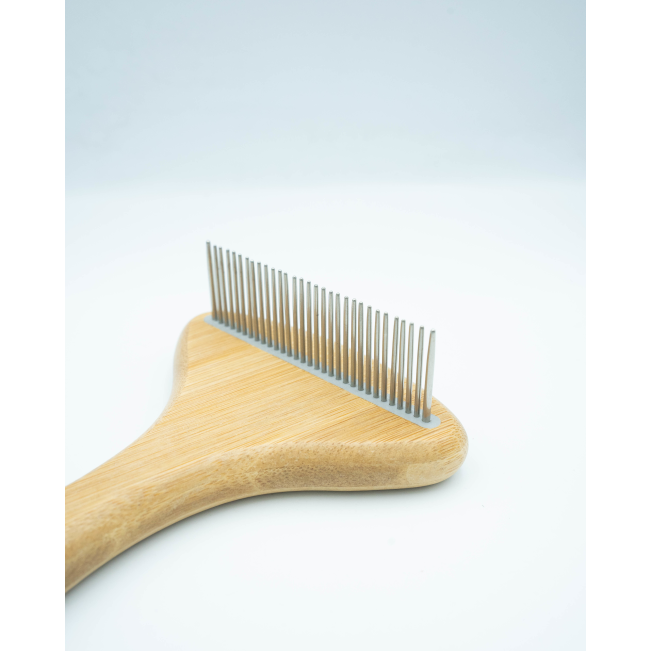 Bamboo Rake Comb for Dogs close up of metal rotating teeth