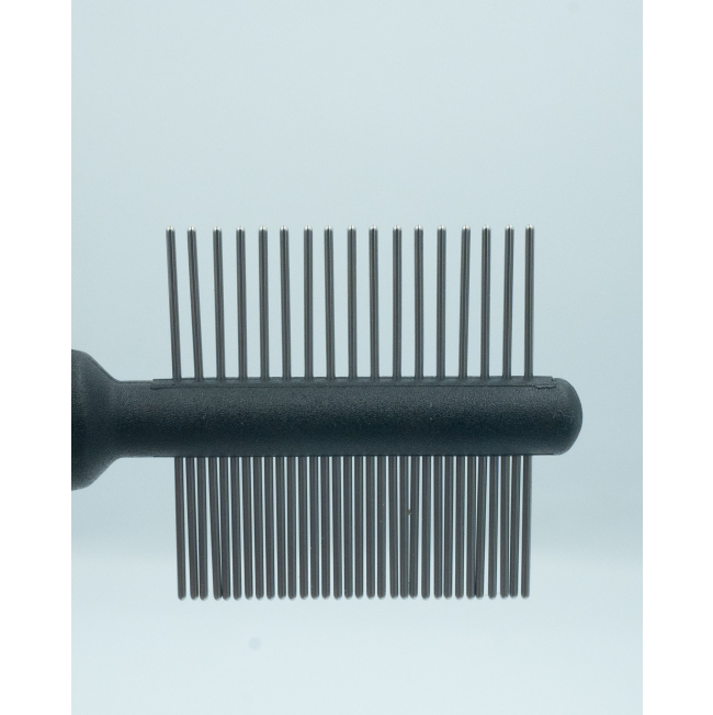 Mini Grooming Set for Small Pets close up of the double-sided comb
