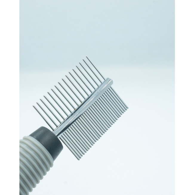 Combi Grooming Comb for Small Pets close up of the metal teeth