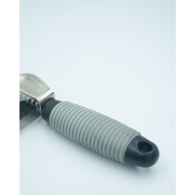 Dematting Comb for Small Pets close up of grey rubber handle with black accents