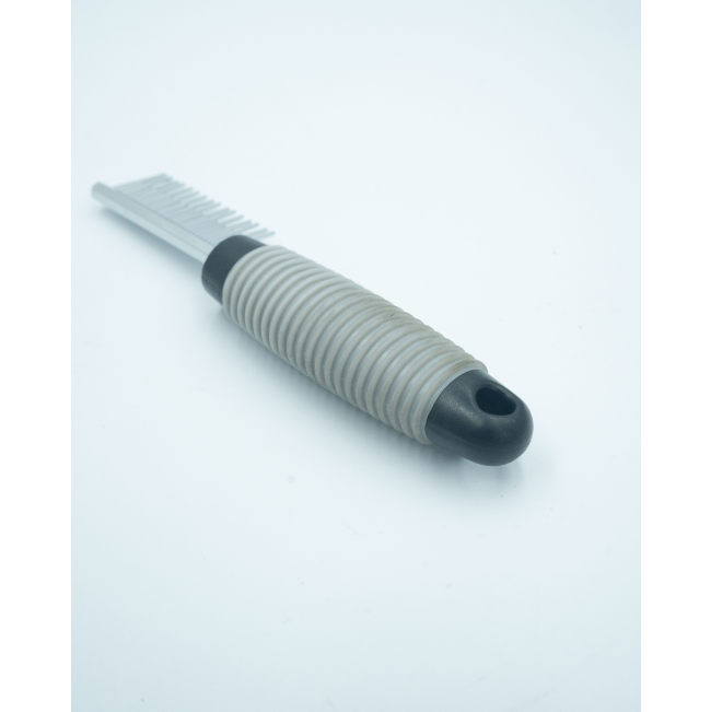 Moulting Comb for Small Pets full profile, with grey handle and metal teeth