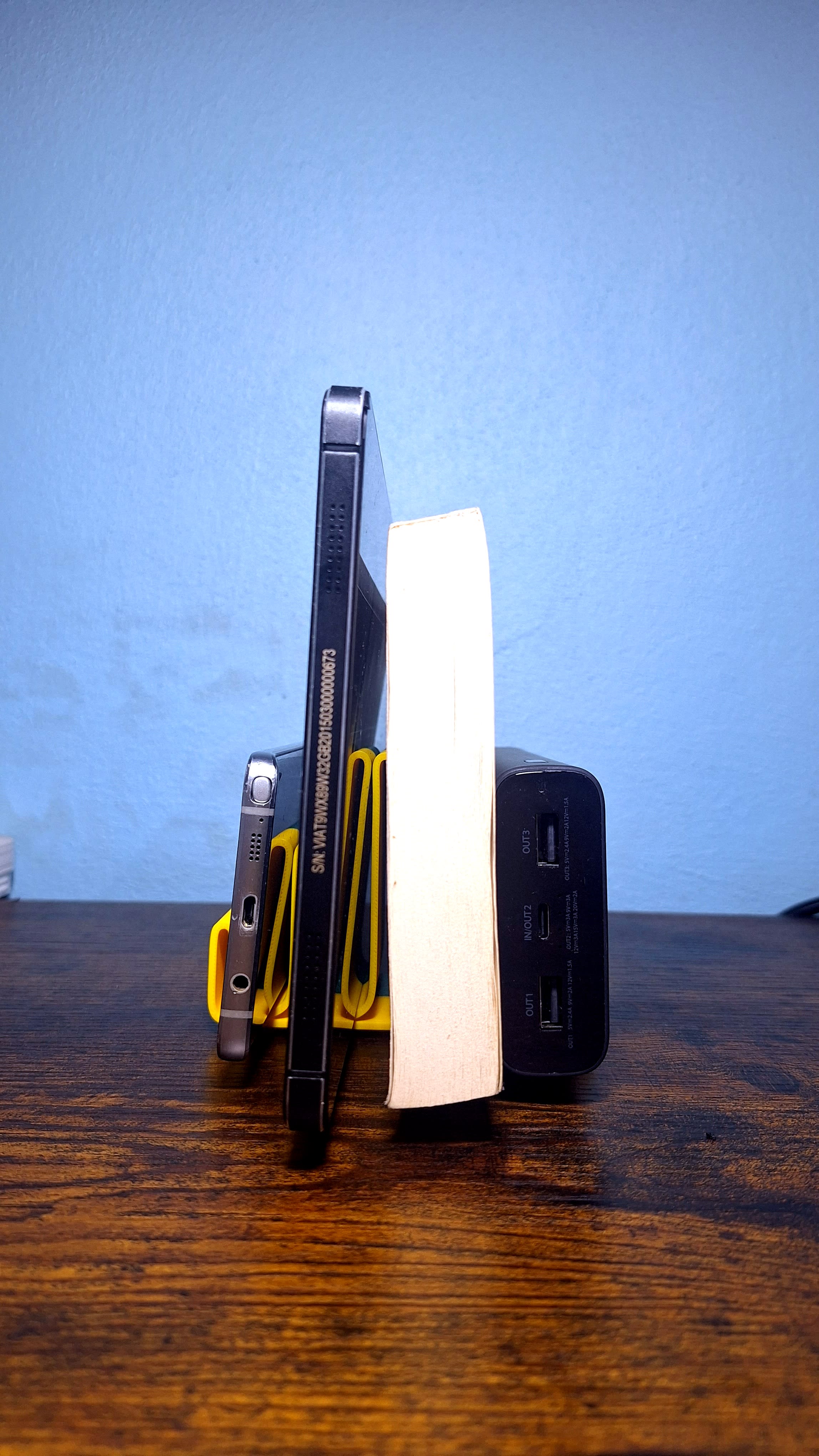 Masaüstü organizerde telefon, tablet, kitap ve powerbank ile kullanım