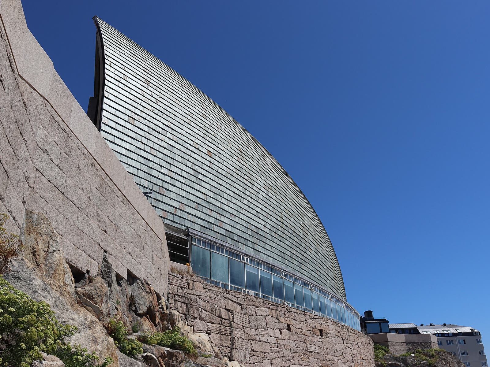 Fachada curva de pizarra de la Domus en A Coruña, sobre la roca junto al mar