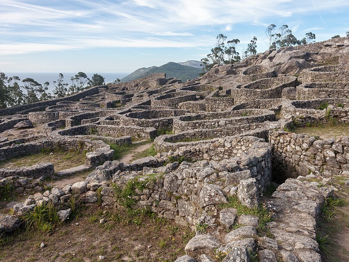 Viviendas circulares excavadas del castro celta del Monte de Santa Tecla, A Guarda