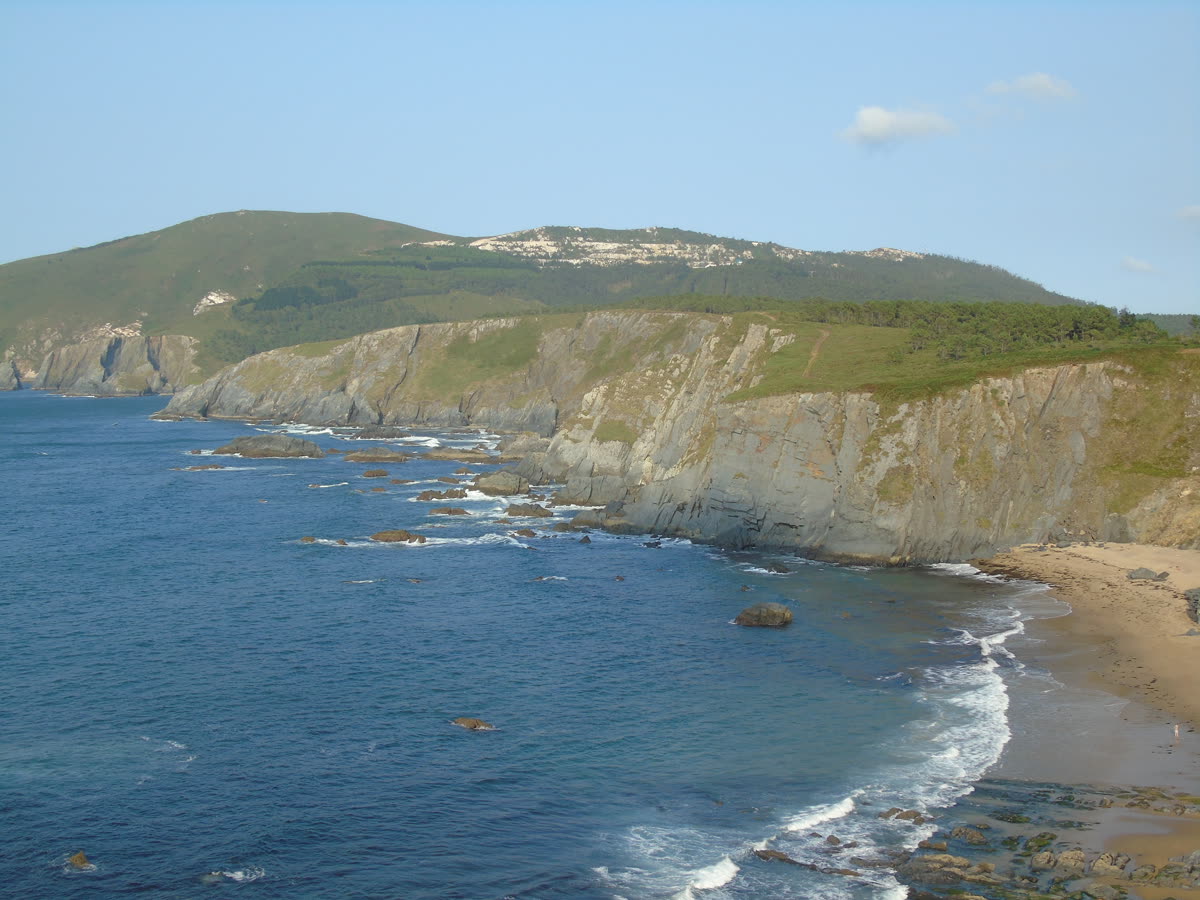 Acantilados altos sobre el mar en la costa atlántica