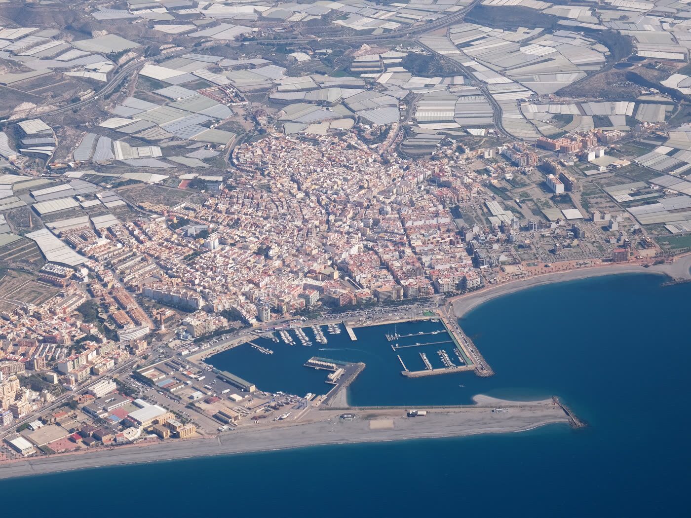 Vista aérea de Adra, con su casco urbano, el puerto deportivo y el litoral almeriense
