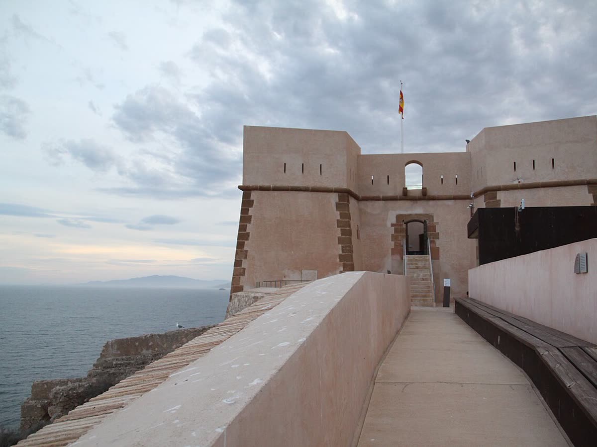 Castillo de San Juan de las Águilas sobre el promontorio junto al mar