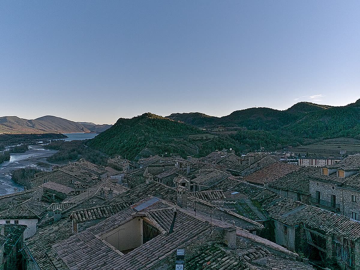 Vista elevada del casco histórico de Aínsa sobre el valle del río Cinca