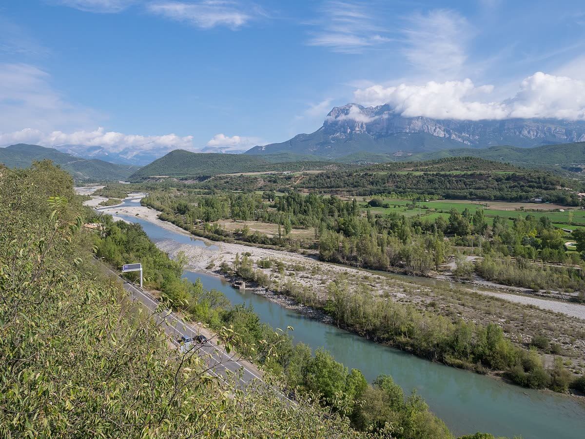 Valle del río Cinca con las montañas del Pirineo aragonés al fondo, cerca de Aínsa