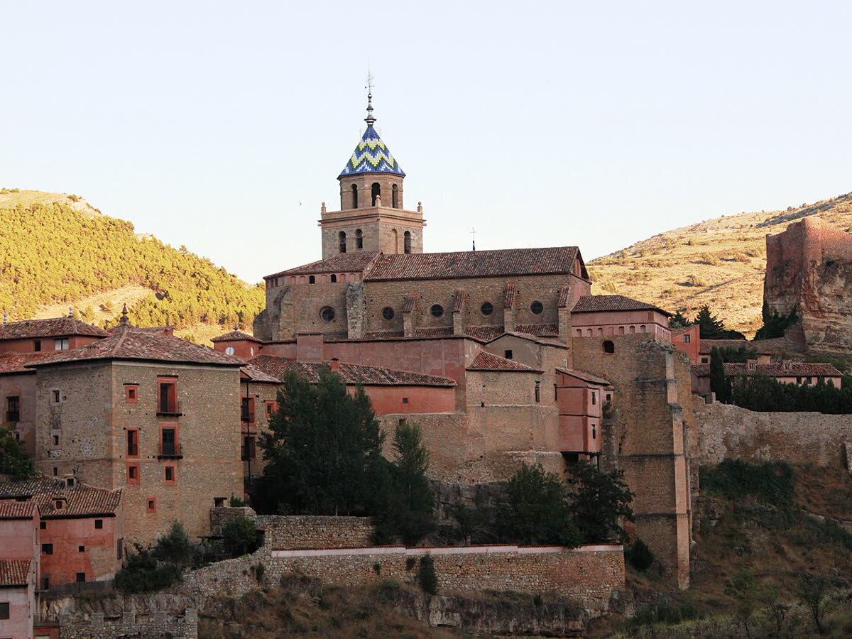 Casas de tapial rosado, catedral y murallas medievales de Albarracín