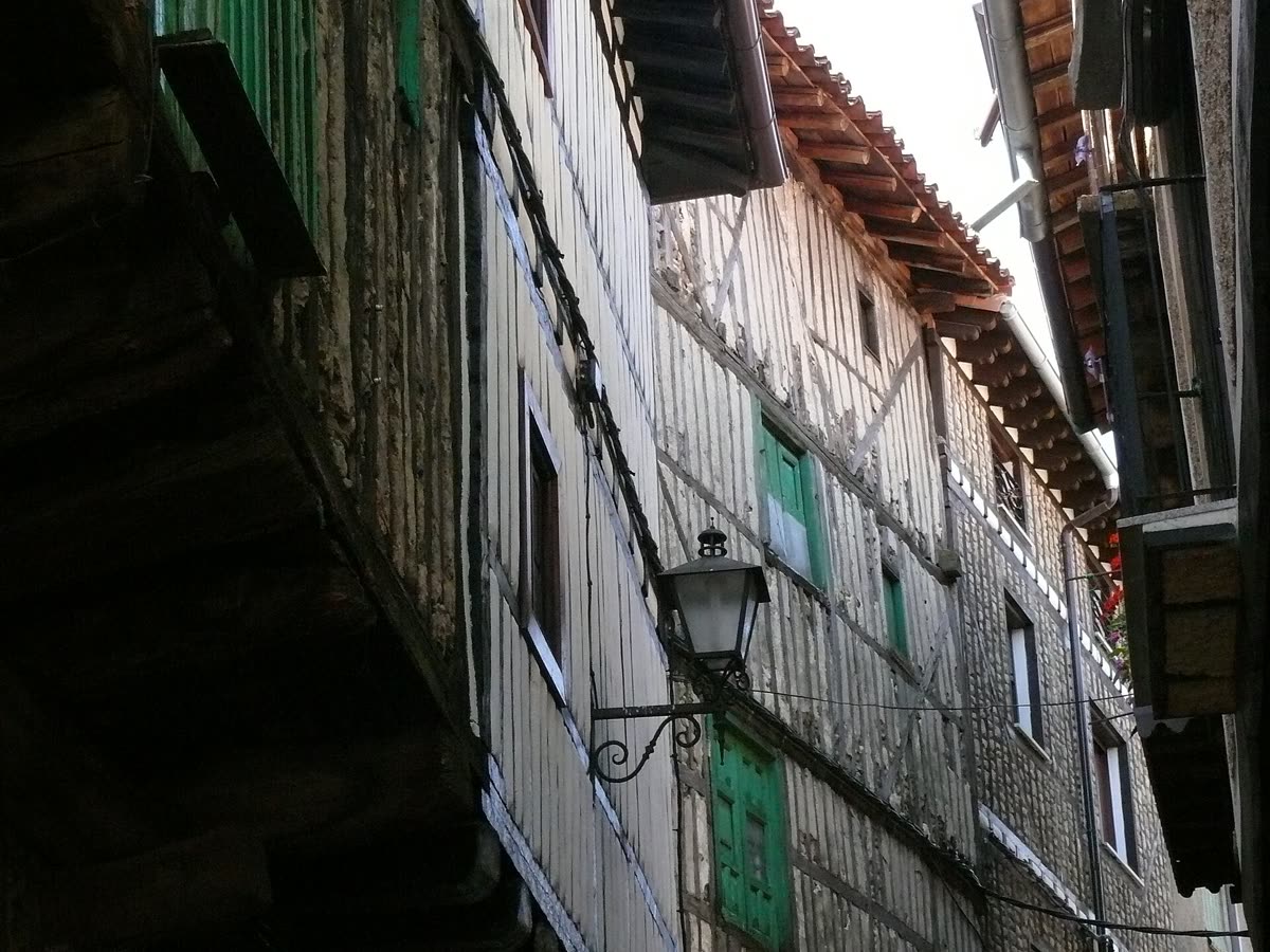 Fachadas de entramado de madera y balcones de piedra en una calle del casco histórico de La Alberca