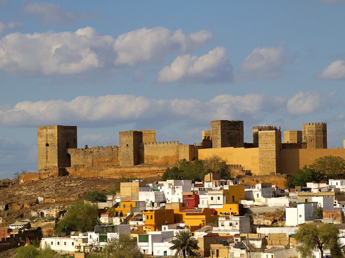 El Castillo de Alcalá de Guadaíra sobre el caserío del pueblo