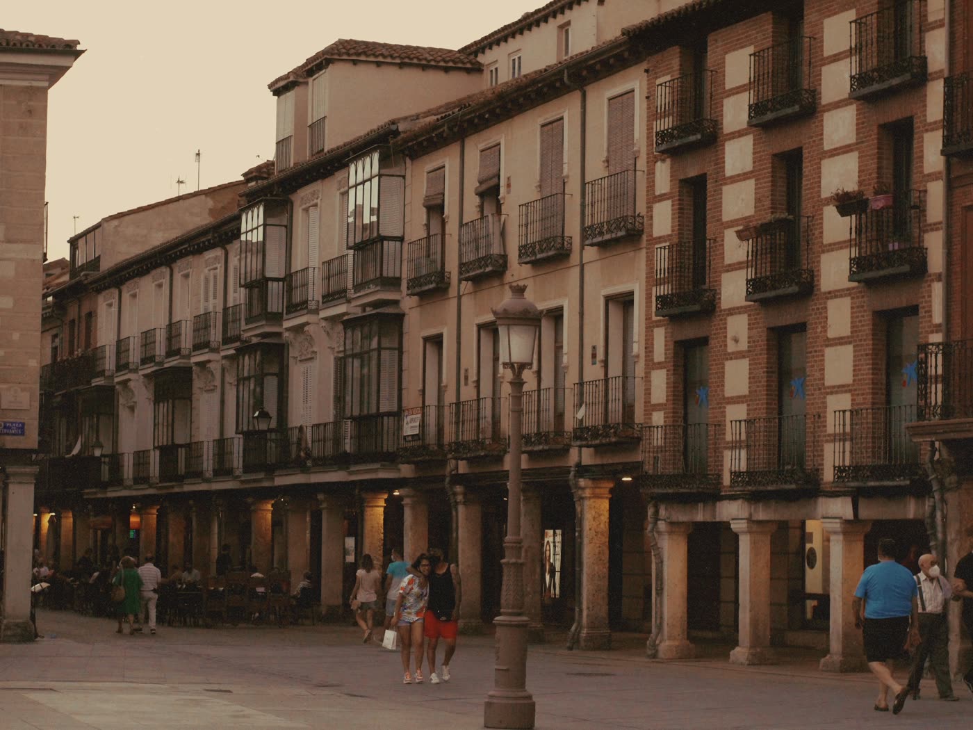 Calle porticada del casco histórico de Alcalá de Henares al atardecer