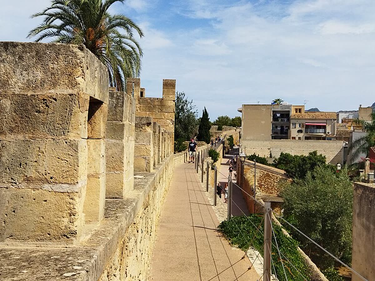 Paseo sobre la muralla medieval de Alcúdia con el casco histórico al fondo