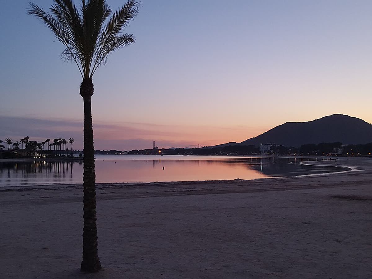 Atardecer sobre la bahía de Alcúdia junto al Port d'Alcúdia