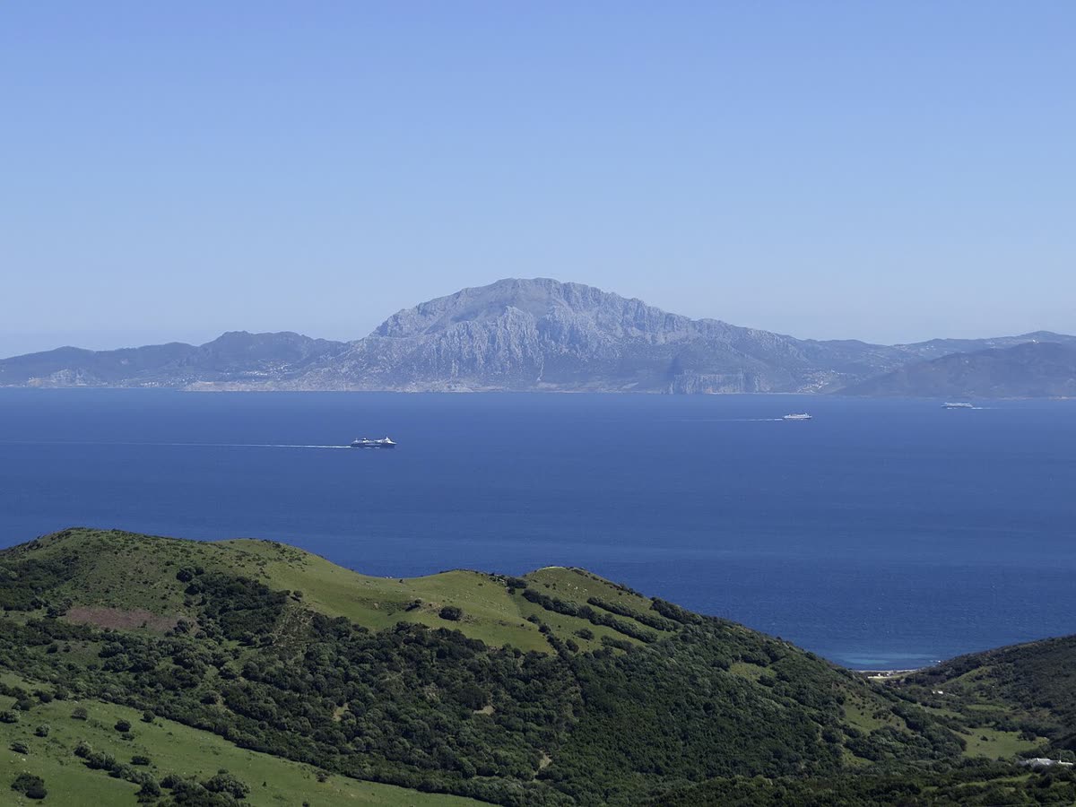 Vista del Estrecho de Gibraltar con la costa de África al fondo, desde el entorno de Algeciras