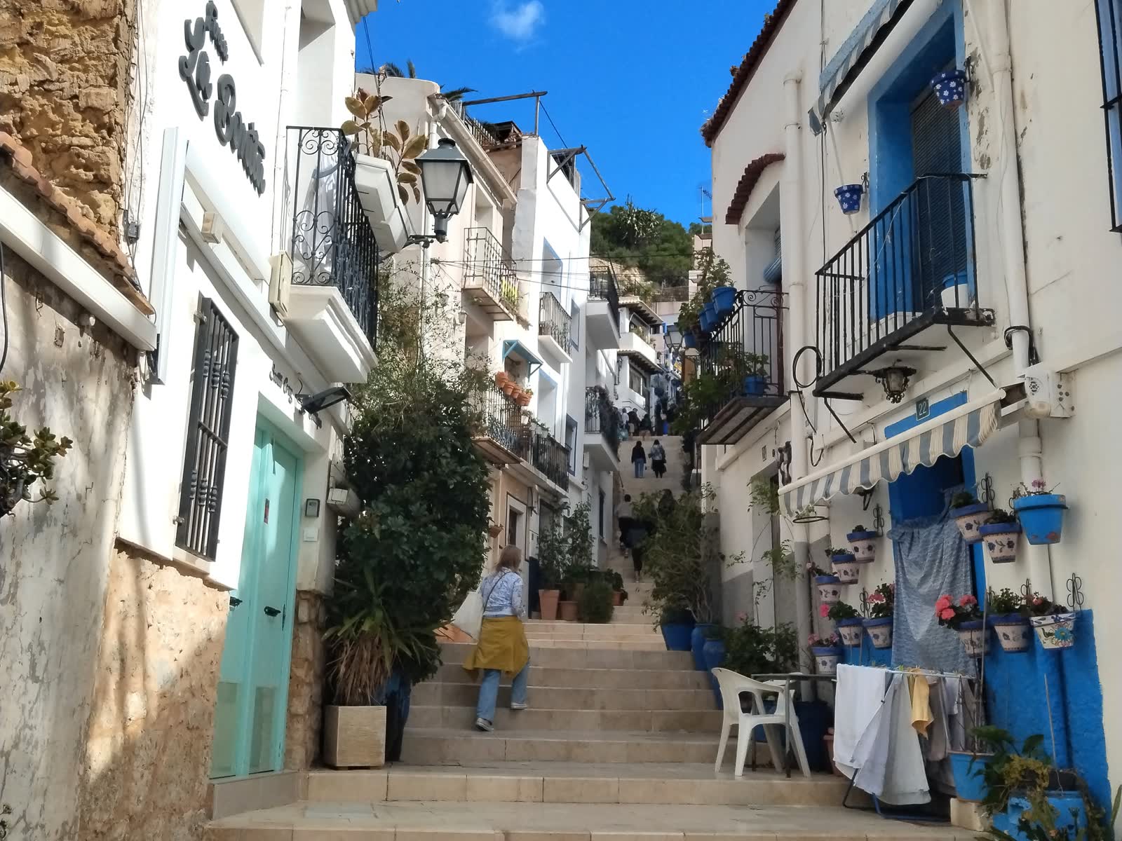 Calle San Rafael en el Barrio de Santa Cruz de Alicante, con casas encaladas y macetas de flores