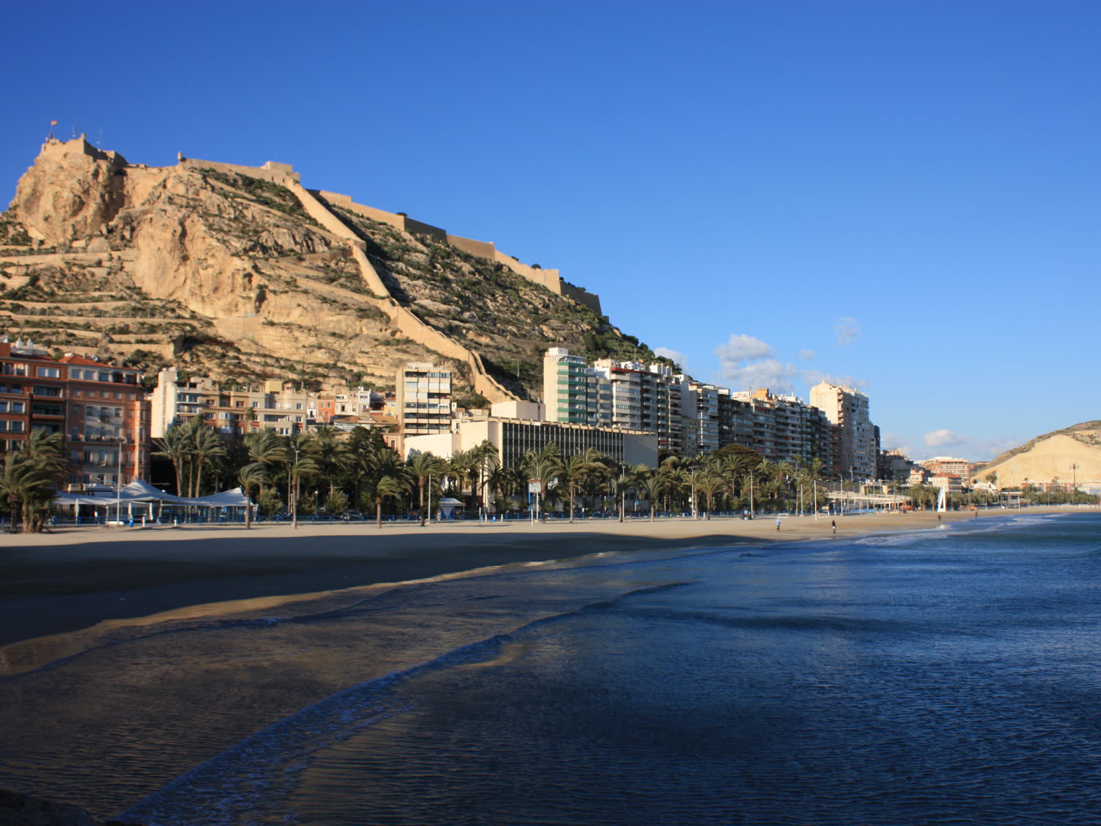 Castillo de Santa Bárbara en el monte Benacantil de Alicante, sobre la playa del Postiguet
