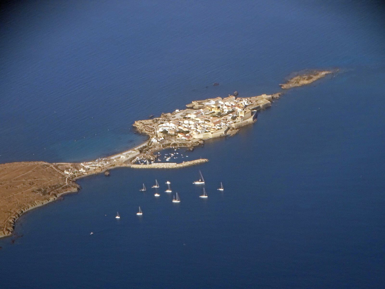 Vista aérea de la isla de Tabarca con su casco amurallado y veleros junto a la costa