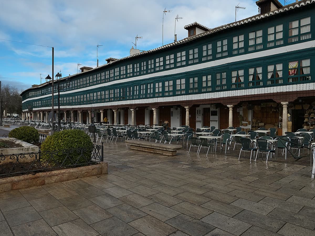 Balcones enmarcados en madera verde de la Plaza Mayor de Almagro