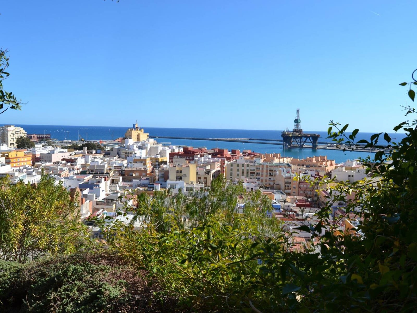 Vista desde la Alcazaba de Almería hacia el casco antiguo y el puerto abriéndose a la bahía