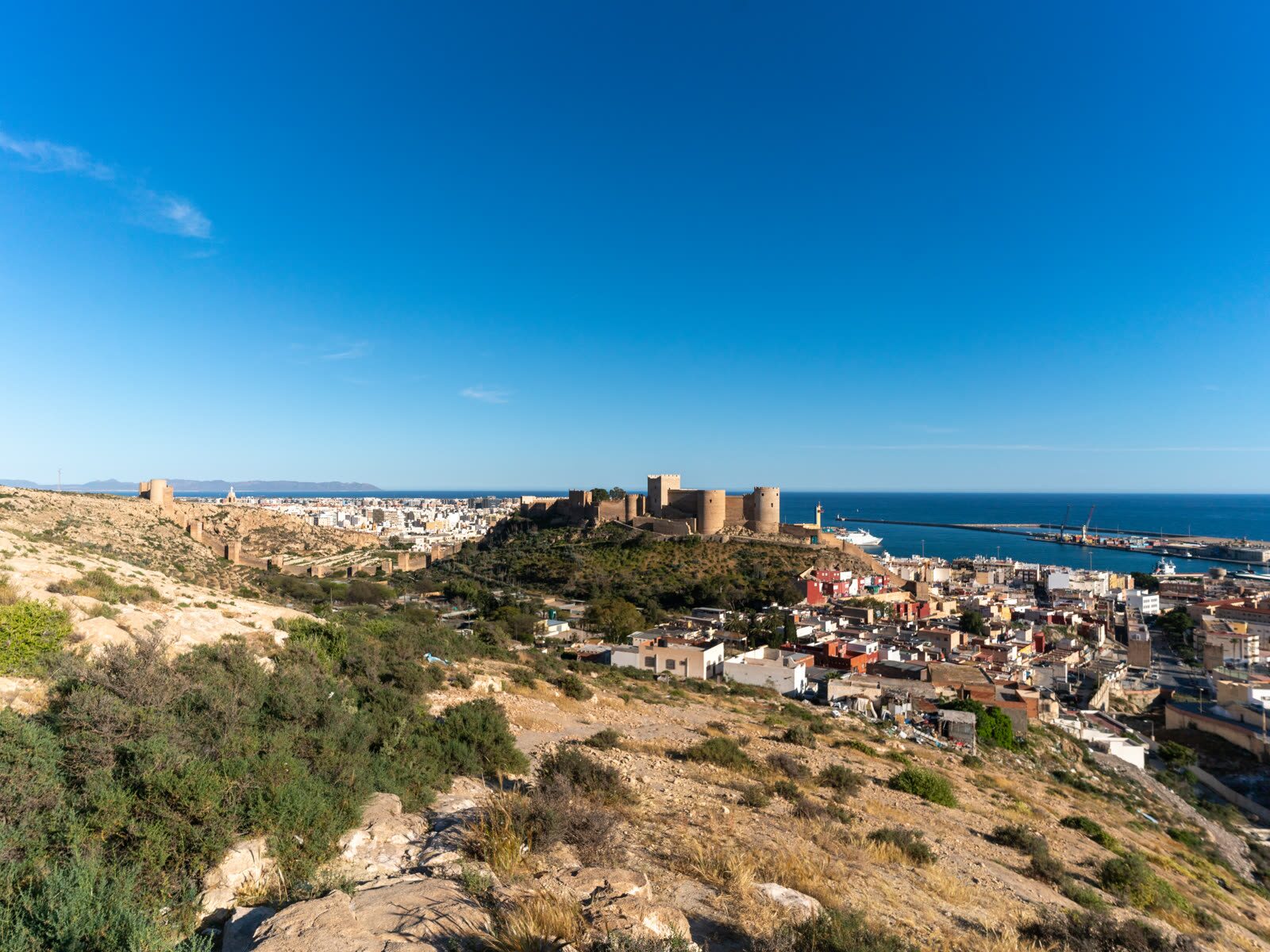 Vista elevada de la Alcazaba de Almería junto al puerto y la bahía