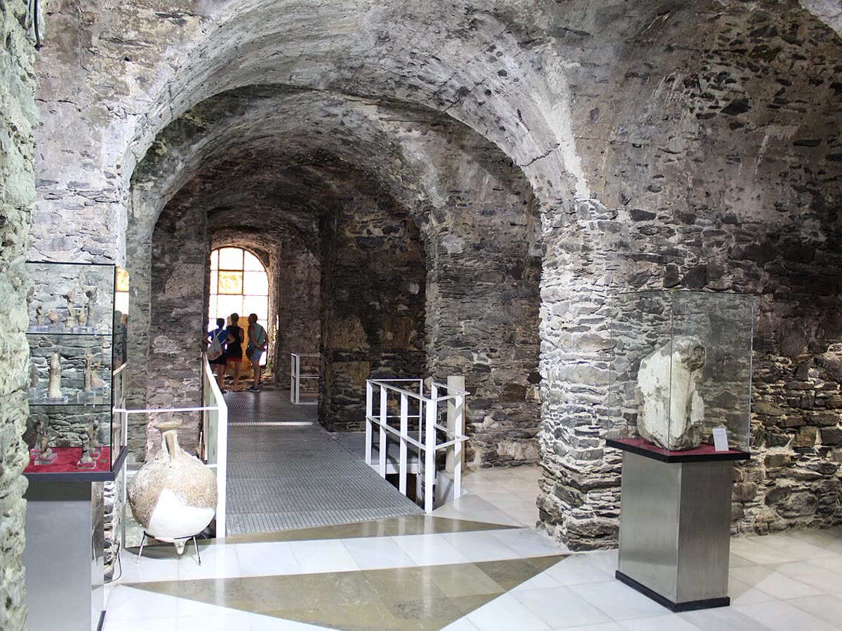 Bóvedas romanas de piedra en el interior de la Cueva de los Siete Palacios, Almuñécar