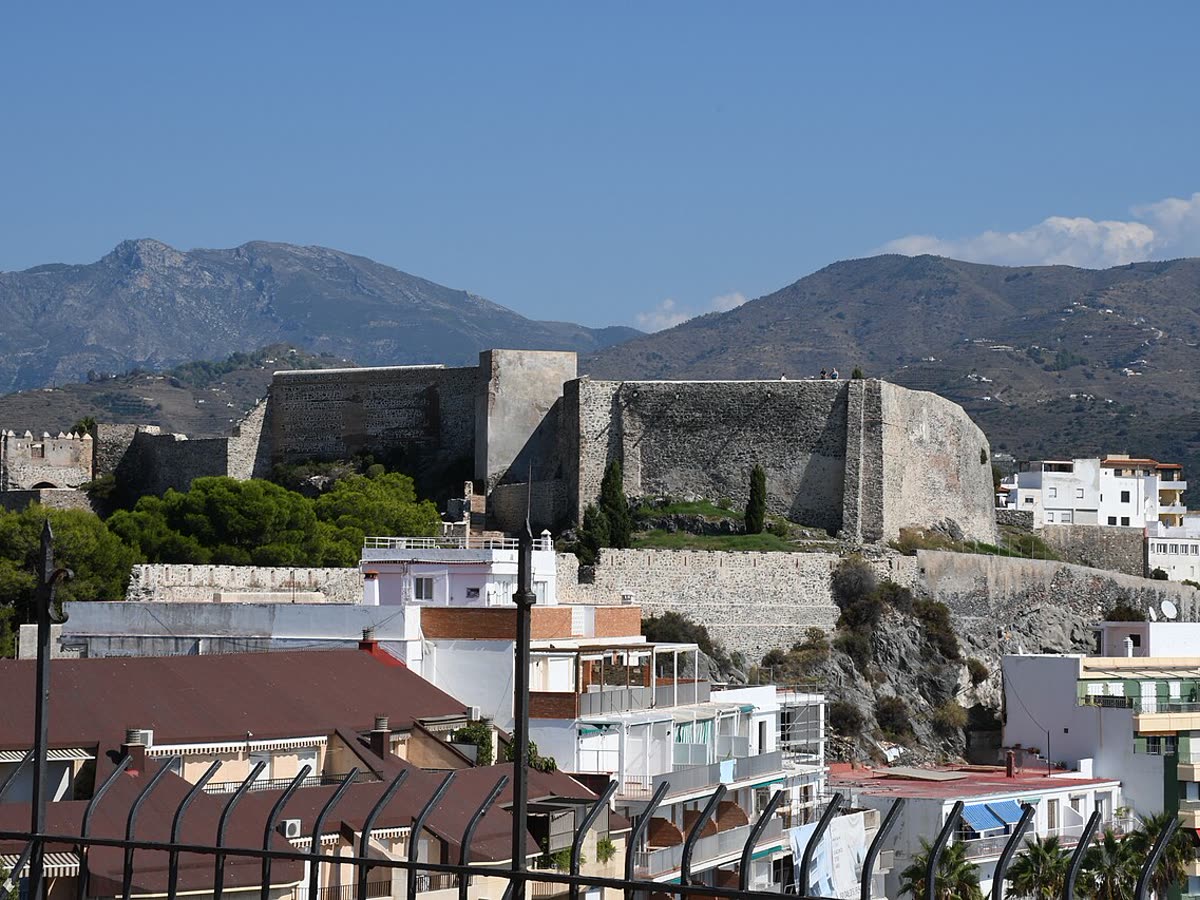 Castillo de San Miguel sobre el casco urbano de Almuñécar, con la sierra al fondo