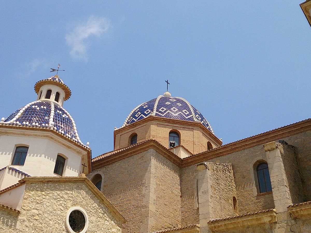 Cúpulas de azulejo azul de la Iglesia de Nuestra Señora del Consuelo, Altea