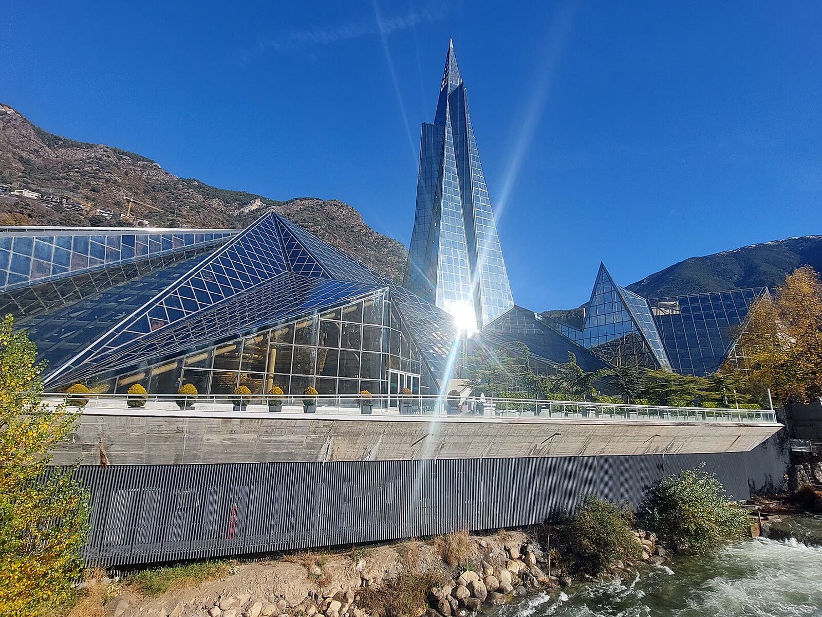 Pirámides de cristal de Caldea en Andorra la Vella bajo un cielo azul despejado