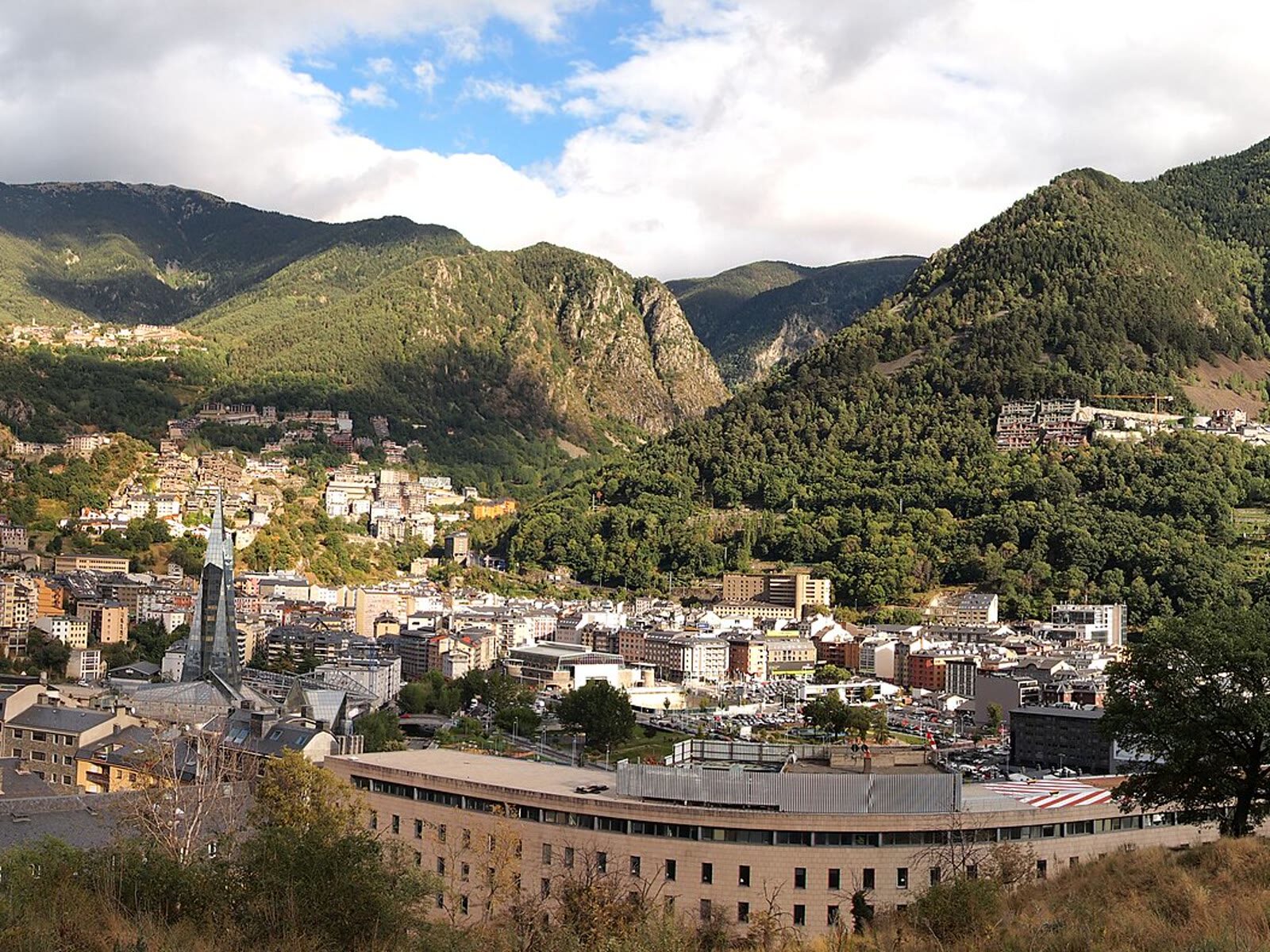 Vista general de Andorra la Vella asentada en el valle entre montañas