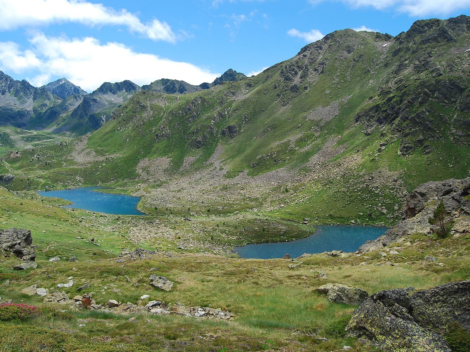 Estanys de alta montaña entre picos pirenaicos en Andorra