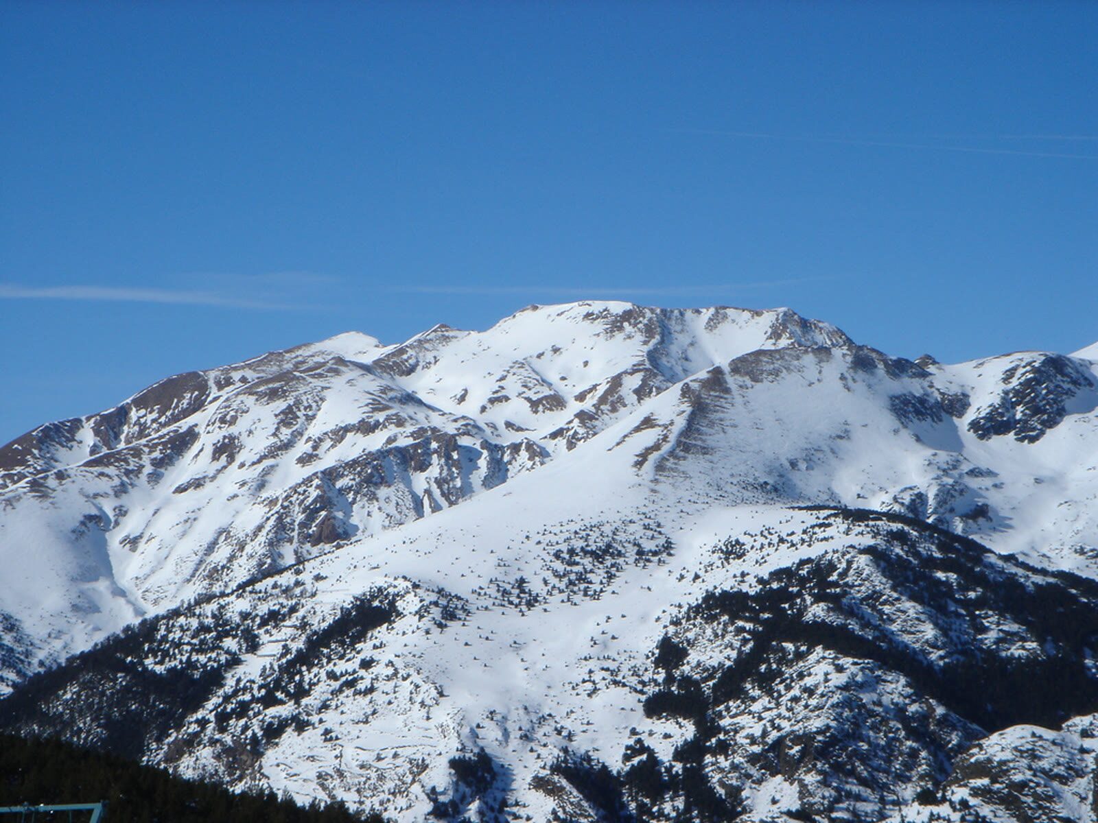 Picos nevados del dominio esquiable de Grandvalira en Andorra