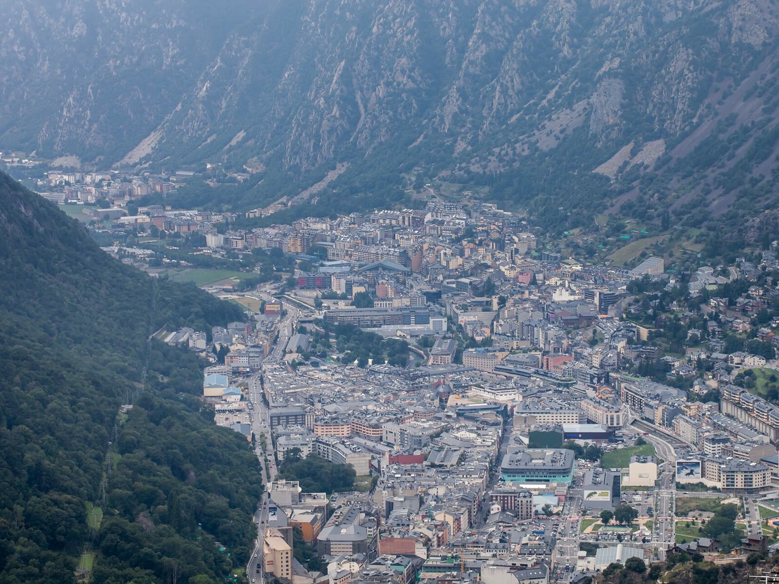 Vista aérea del valle de Andorra la Vella y Escaldes-Engordany entre montañas