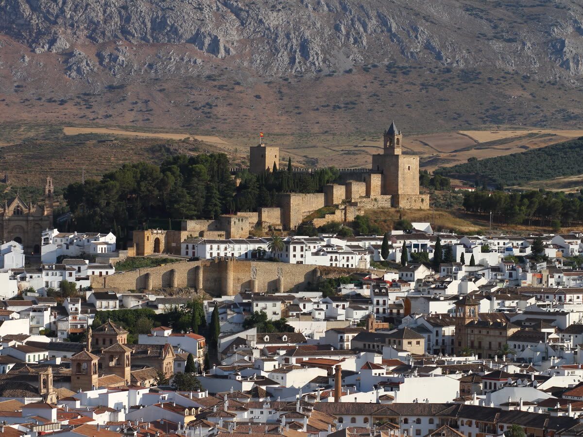 Vista de la Alcazaba de Antequera y el casco histórico blanco desde el norte de la ciudad
