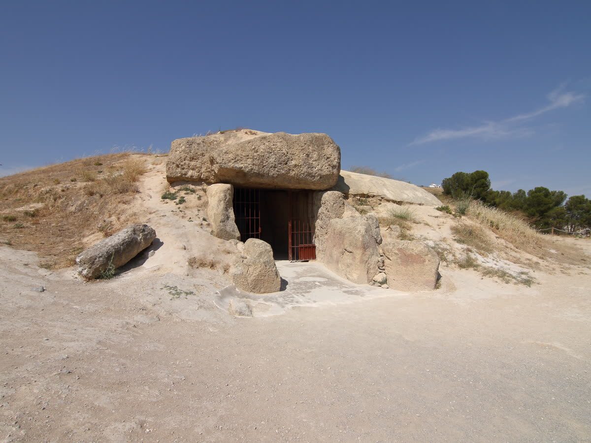 Entrada del Dolmen de Menga en Antequera, con sus grandes losas de piedra megalíticas