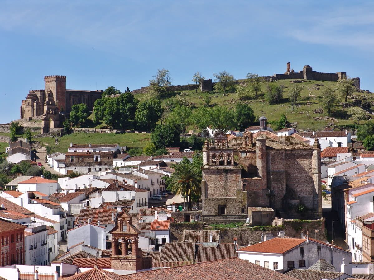 Castillo de Aracena y la Iglesia Prioral sobre el cerro, con el casco histórico al pie