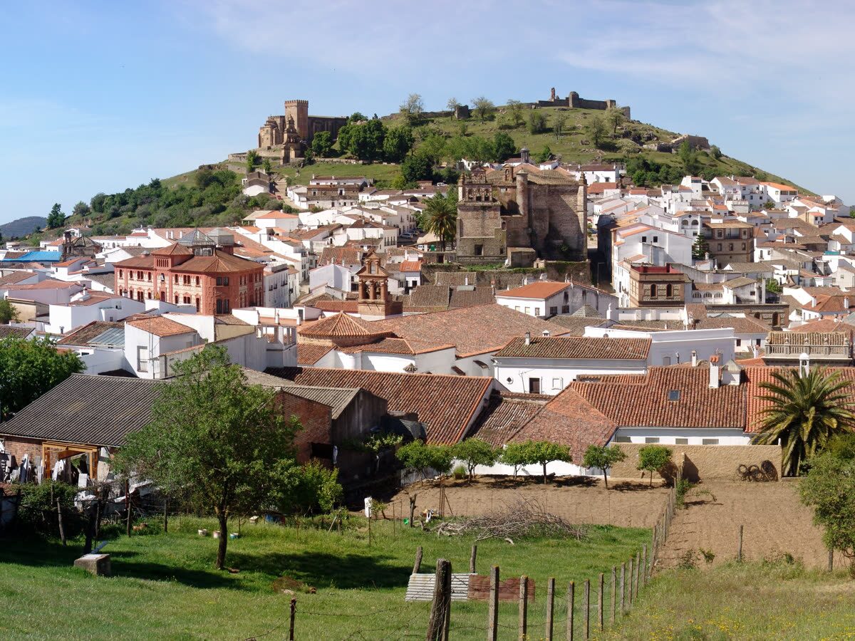 Vista panorámica de Aracena, con el castillo y la Iglesia Prioral sobre el cerro que domina el casco urbano